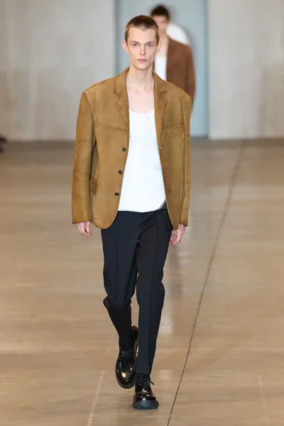 Look 13